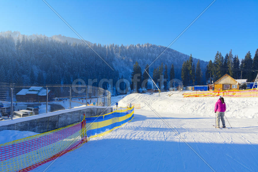 Катание на лыжах и отдых в горах зимой