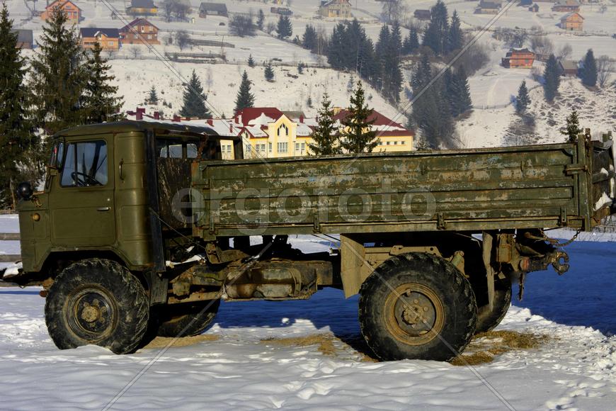 Старые ржавые машины брошенные на снегу зимой