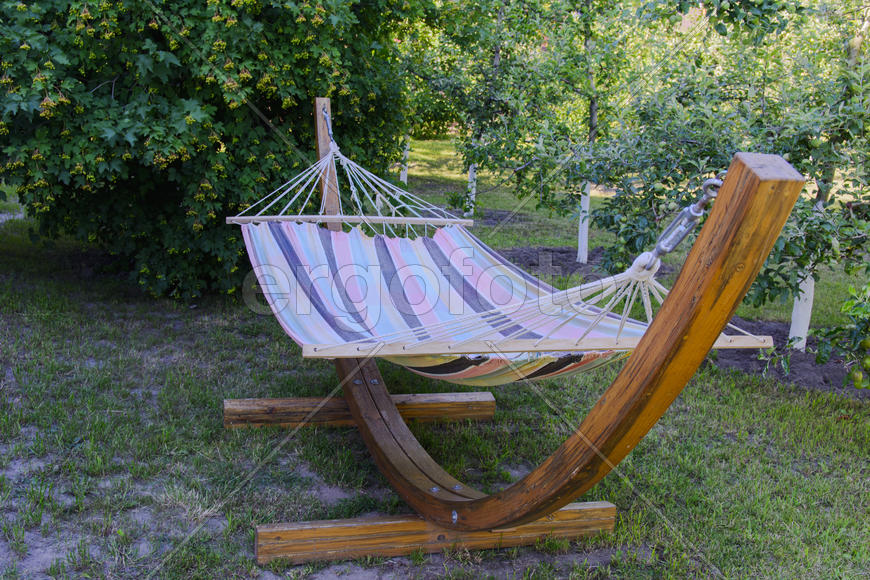 Fixing the hammock in the yard of a private house