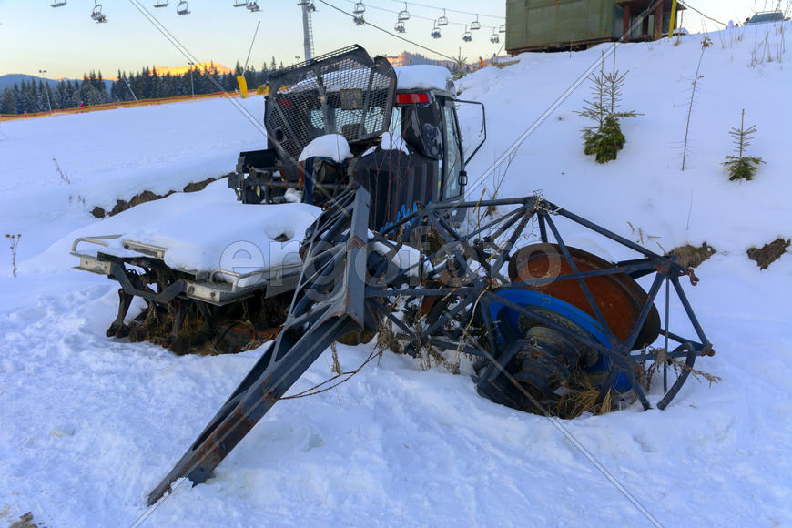 Старые ржавые машины, брошенные в снегу зимой