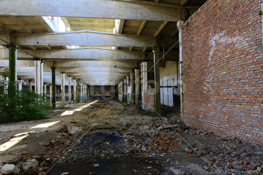 Разрушенное здание мастерской фабрики
