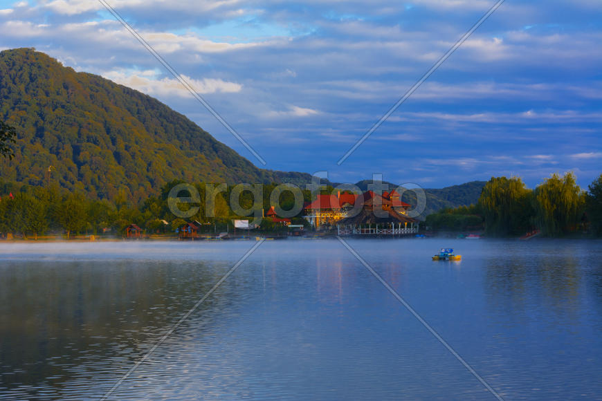 Озеро в горах для отдыха и рыбалки