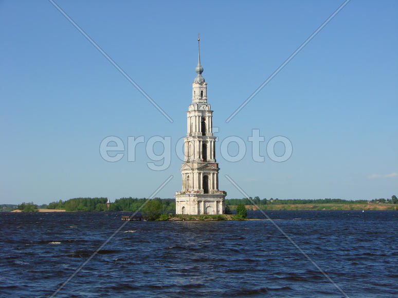 Затопленная колокольня собора Николая Чудотворца. Калязин.