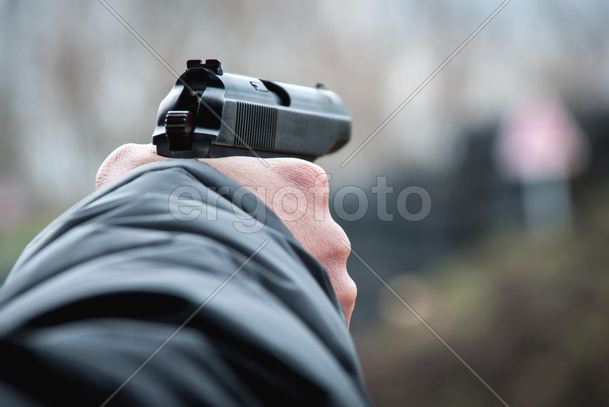 Пистолет в руке 