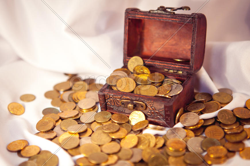 Золотые монеты в деревянном сундуке 