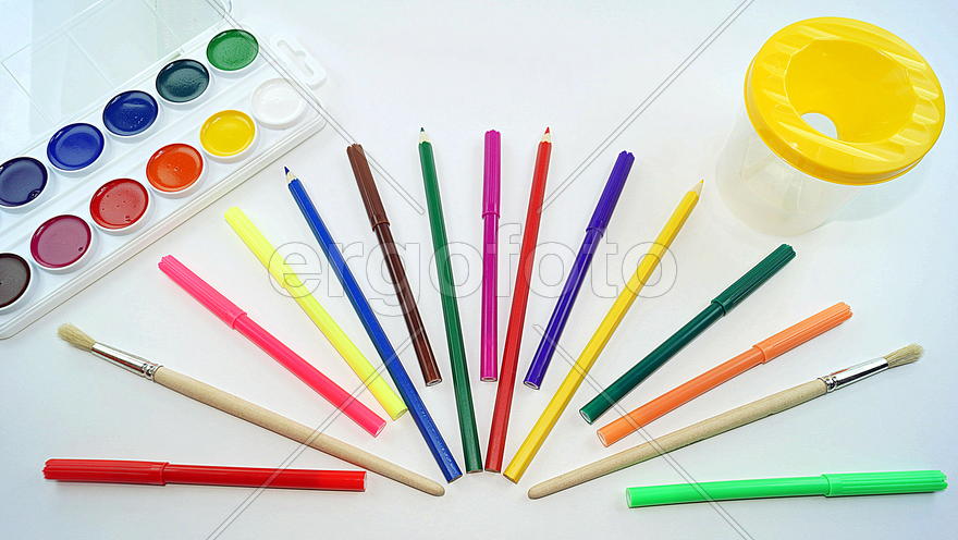 цветные фломастеры, карандаши, кисти, краски на белом фоне