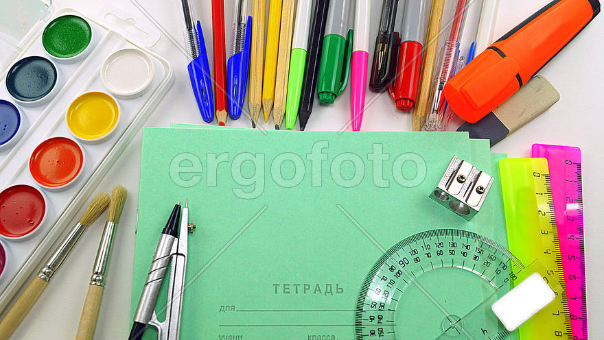 тетрадь, ручки, фломастеры, краски,циркуль, транспортир на белом фоне