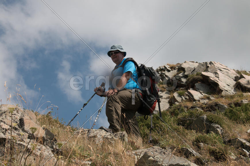 Турист на каменном склоне 