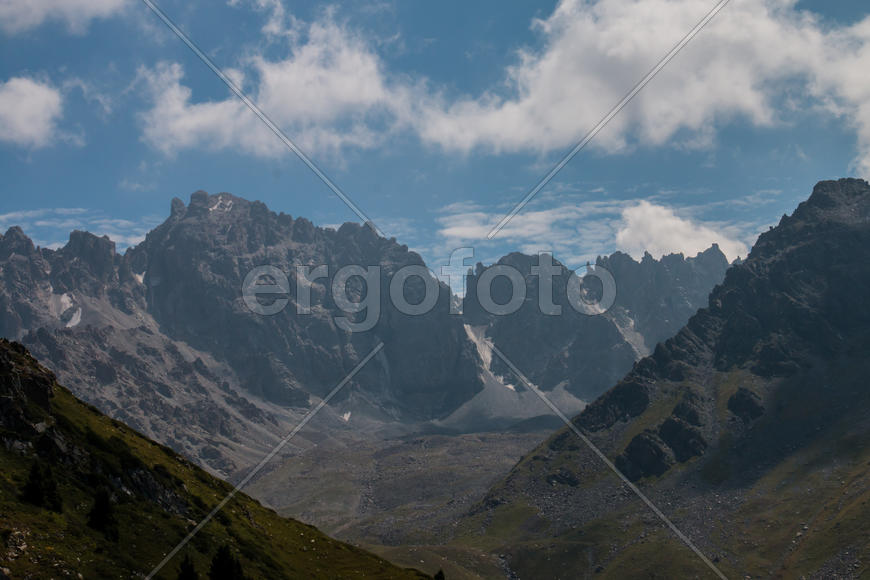 Горный пейзаж на ущелье