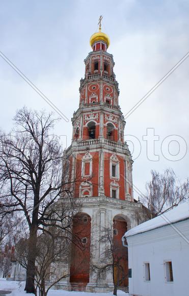 Колокольня Новодевичьего монастыря в Москве