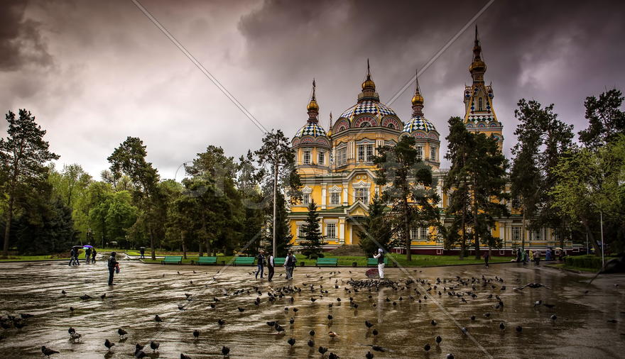 Вознесенский собор под дождём в парке города Алматы.