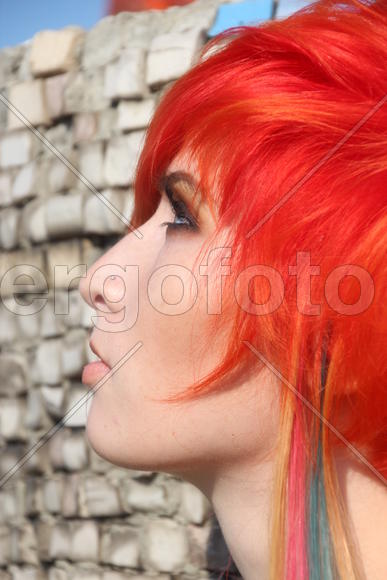Профиль девушки с разноцветными прядями волос