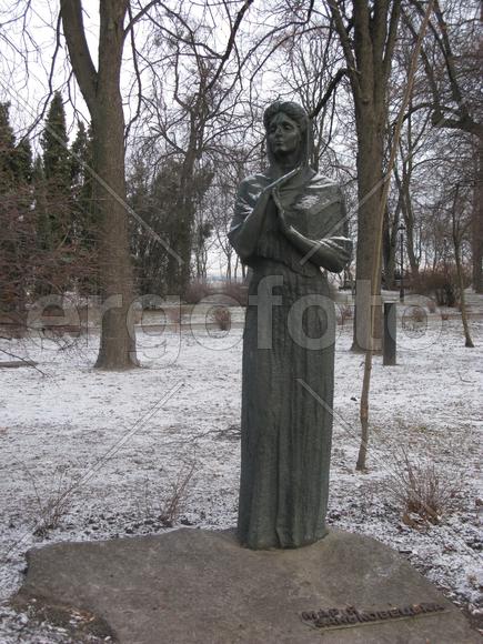 Памятник актрисе Марии Заньковецкой