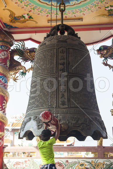 The old Buddhist temple costs waiting for Buddhist parishioners