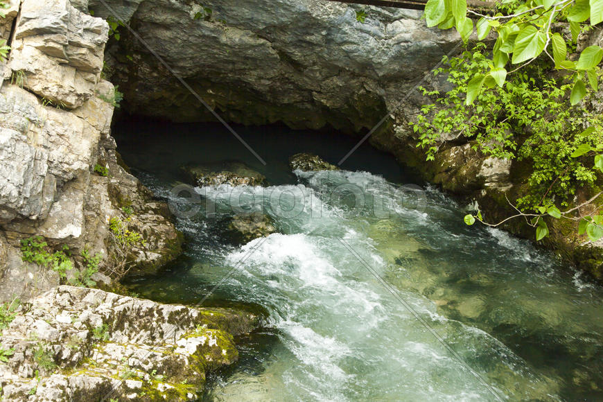 The mountain river quickly bears the waters through rifts