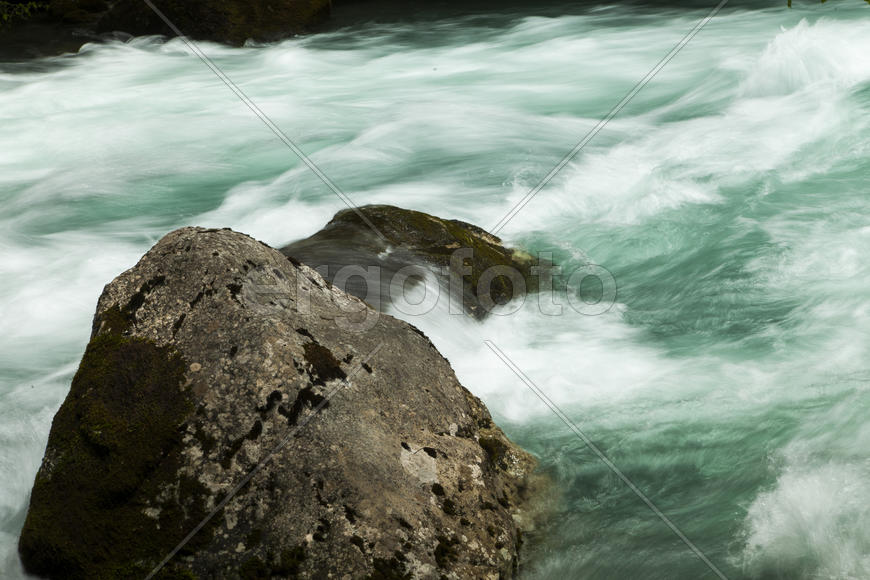 The mountain river quickly bears the waters through rifts