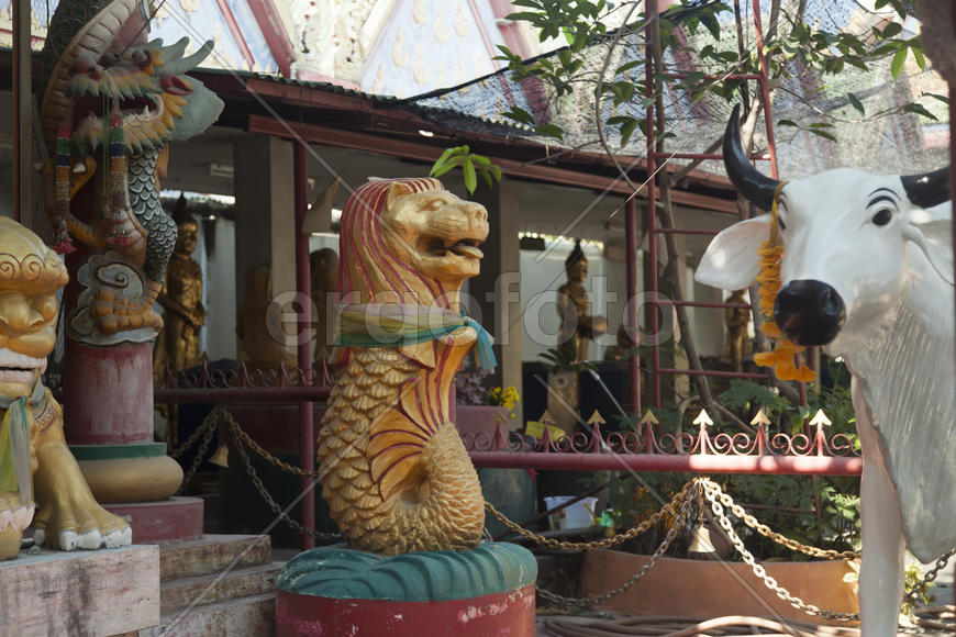 The old Buddhist temple costs waiting for Buddhist parishioners