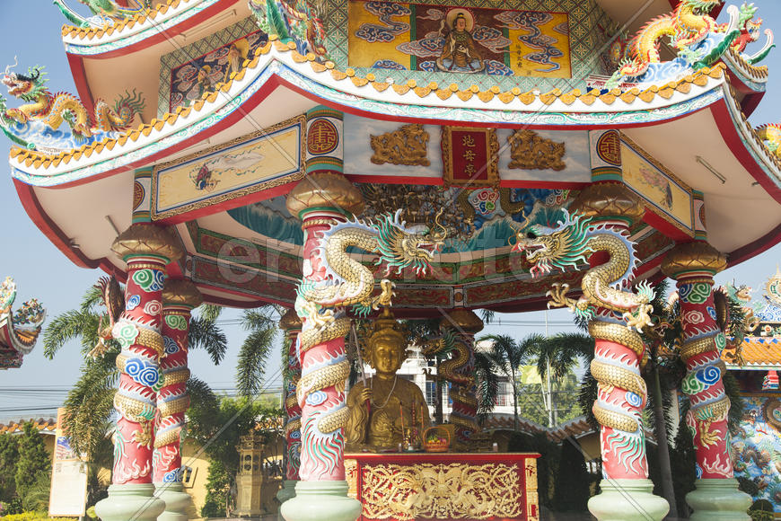 The old Buddhist temple costs waiting for Buddhist parishioners