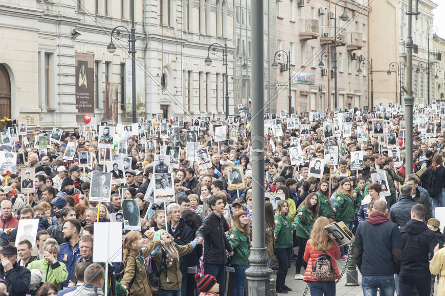 Procession of the Immortal regiment - live go side by side with the family heroes