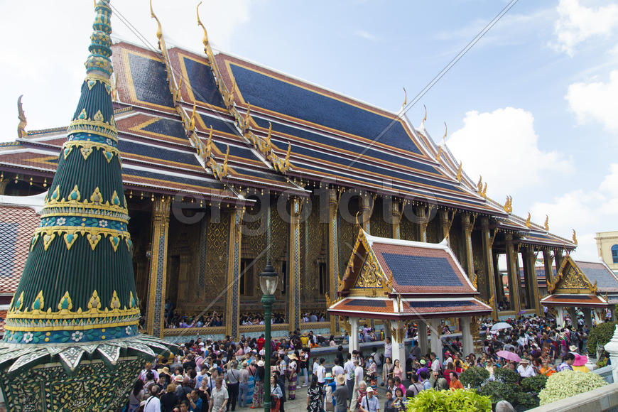 The beautiful Buddhist temple is pleasing to the eye of visitors and parishioners