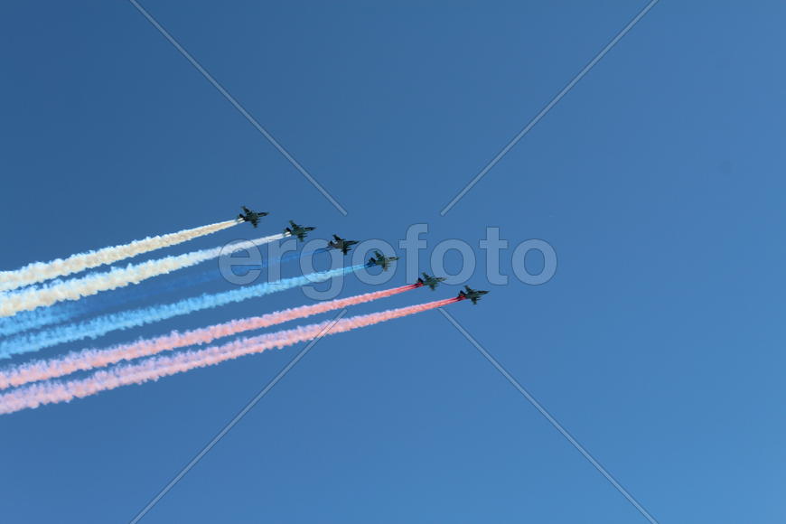 Самолеты рисуют в небе Российский флаг 