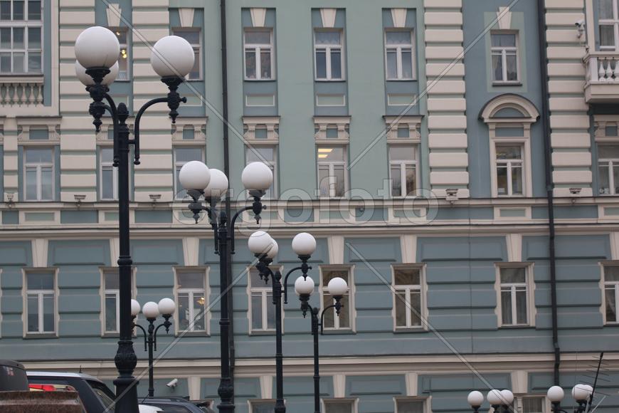 Фонарные столбы на фоне фасада здания, Москва, Россия
