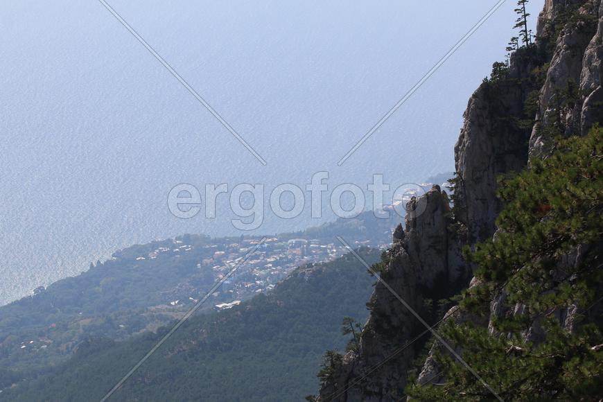 Вид с горы Ай-Петри на морское побережье, Крым