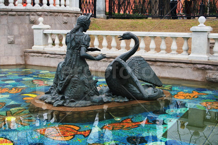 Памятник девушке с лебедем 