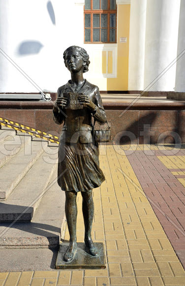 Бронзовая скульптура девушки с объявлением "Нет лишнего билета?"