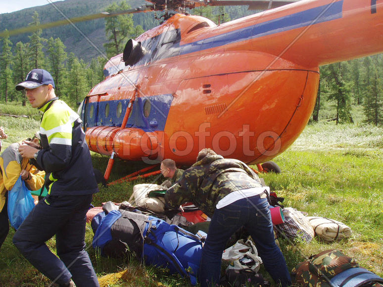 Вертолет Ми-8 доставил туристов на оз. Кара-Балык