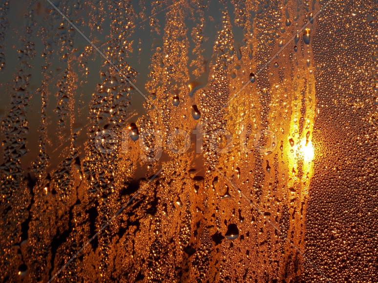 Закат после дождя, через капли воды 