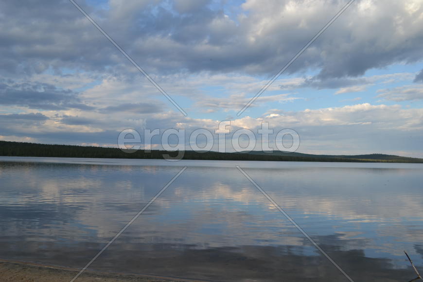 Отражение голубых облаков в озере 