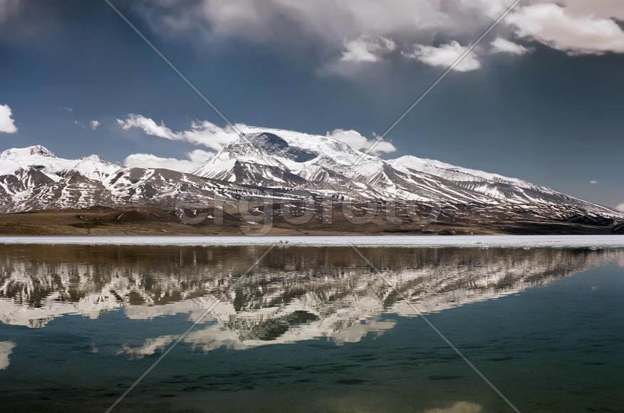 Вид на гору Гурла Мандата от озера Рыкшас Тал.