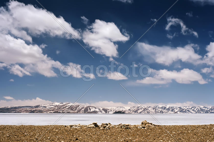 Вид на гору Гурла Мандата от замерзшего озера Рыкшас Тал.
