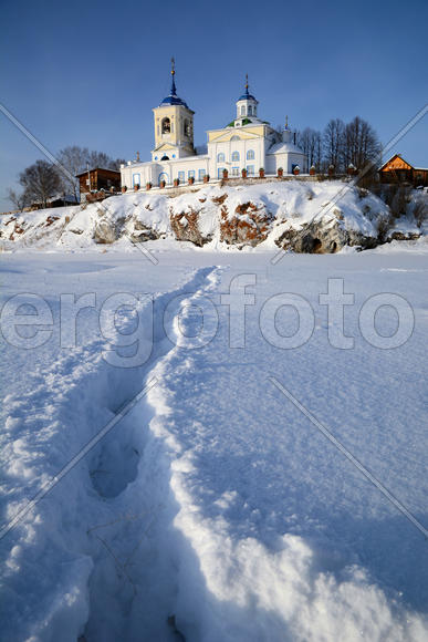 Зимний вид на церковь Георгия Победоносца в Слободе.