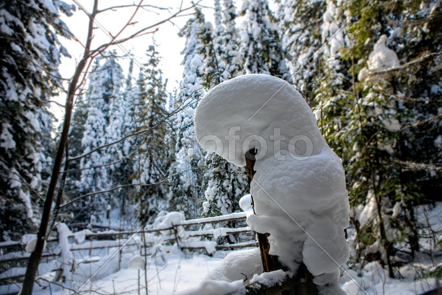 Снежная шапка на столбике