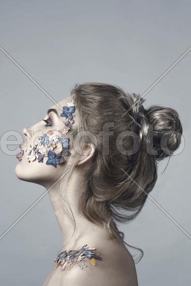 Девушка с цветами на лице 