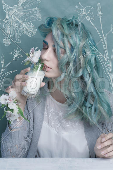 Портрет девушки с голубыми волосами 