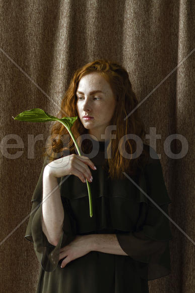 Портрет девушки с зеленым листок растения 