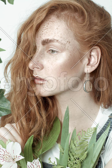 Портрет рыжей девушки с большим цветком