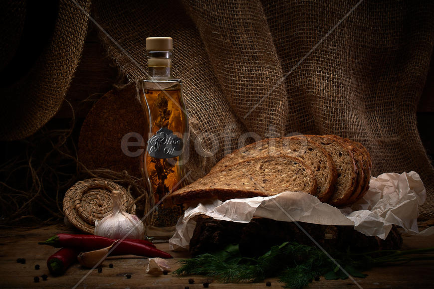 Натюрморт из хлеба и овощей с оливковым маслом