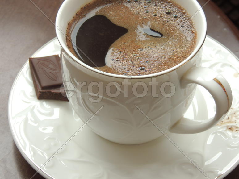 Начало дня с кусочком шоколада и чашечкой кофе.