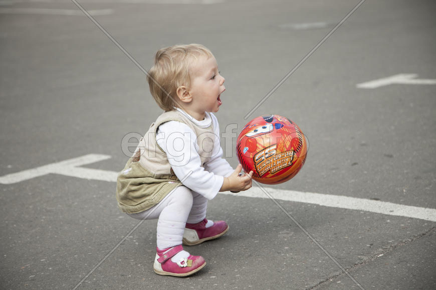 Малышка с мячиком
