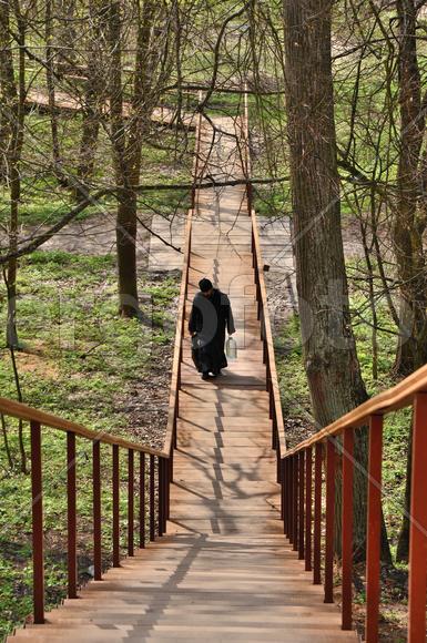 Монах поднимается от колодца к монастырю