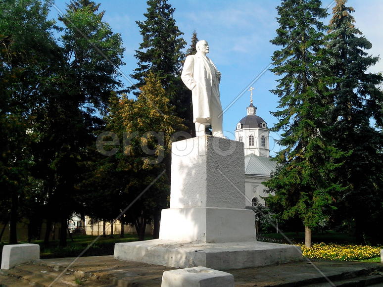     Ленин на фоне храма                           