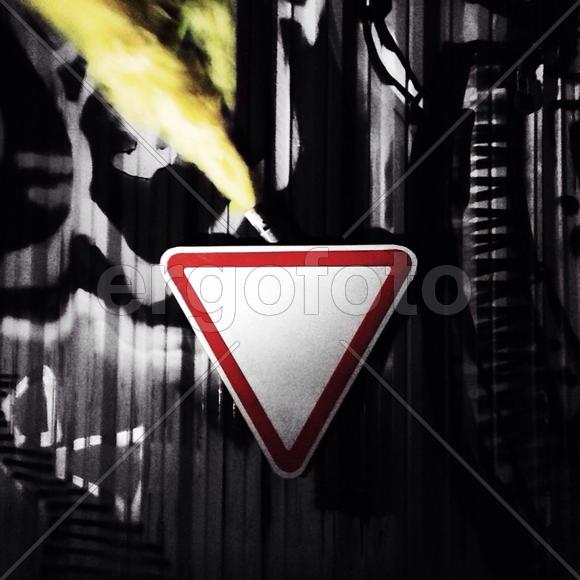 Дорожный знак Уступи дорогу