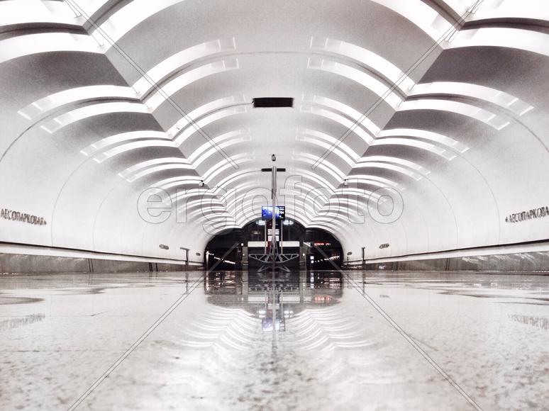 Станция метро Лесопарковая
