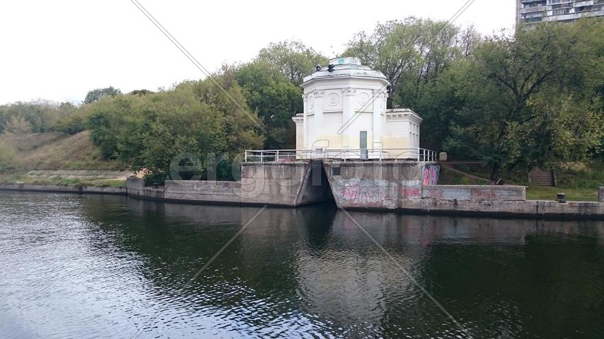 Постройка на берегу Москва-реки