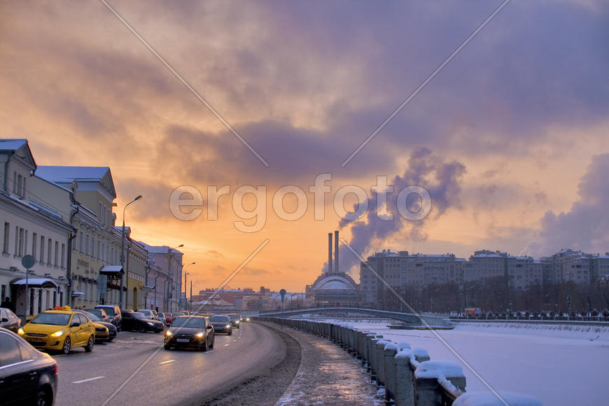 Зимний закат на улицах Москвы