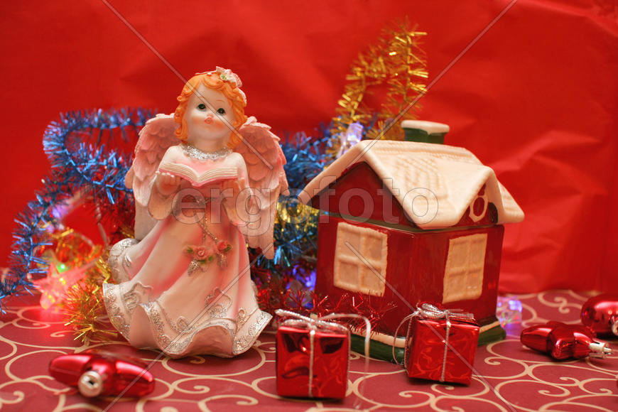 Фигурка ангела и домик. Рождество